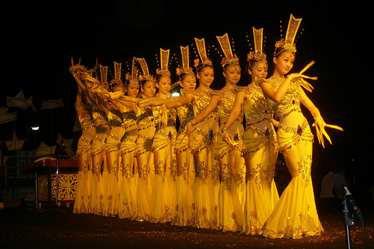 Танцевальный ансамбль из Китая, фотография из архивов ДИМОФЕЛИИ