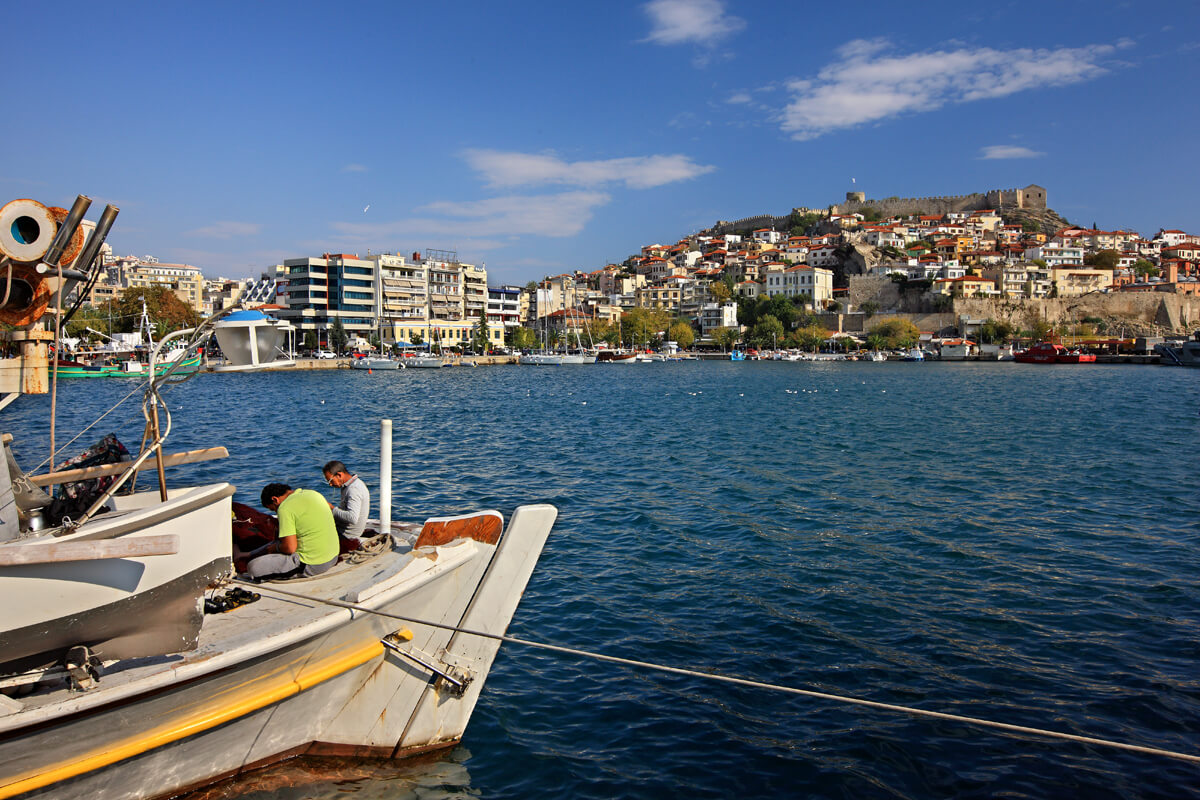 Hafen von Kavala mit einem Hintergrund der alten Stadt - Foto von Iraklis Milas