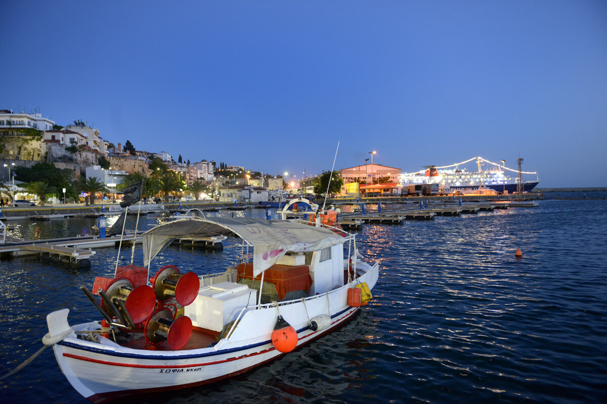 Fischerboot im Hafen von Kavala - Foto von Artware
