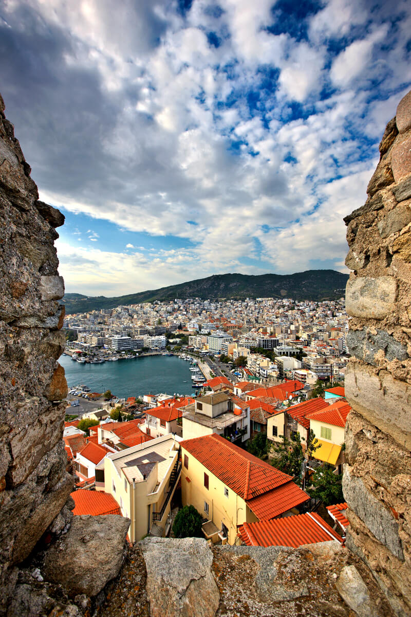 Blick von der Festung auf den Hafen von Kavala- Foto von Iraklis Milas