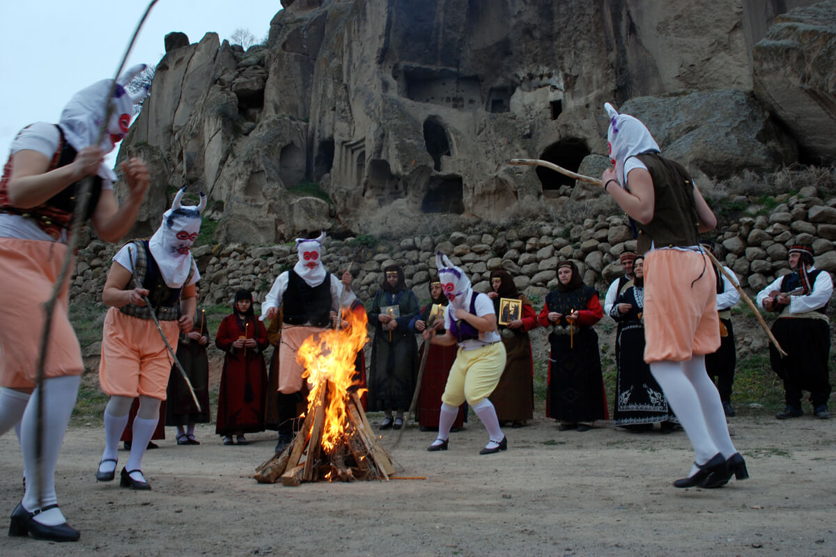 Leute feiern den Brauch von "sagia" - Fotoarchiv von Kulturzentrum in Nea Karvali