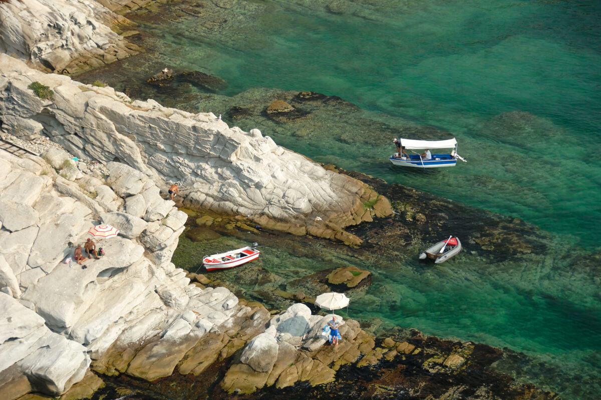 Скально-каменистые пляжи в районе Панагии, фотография Artware