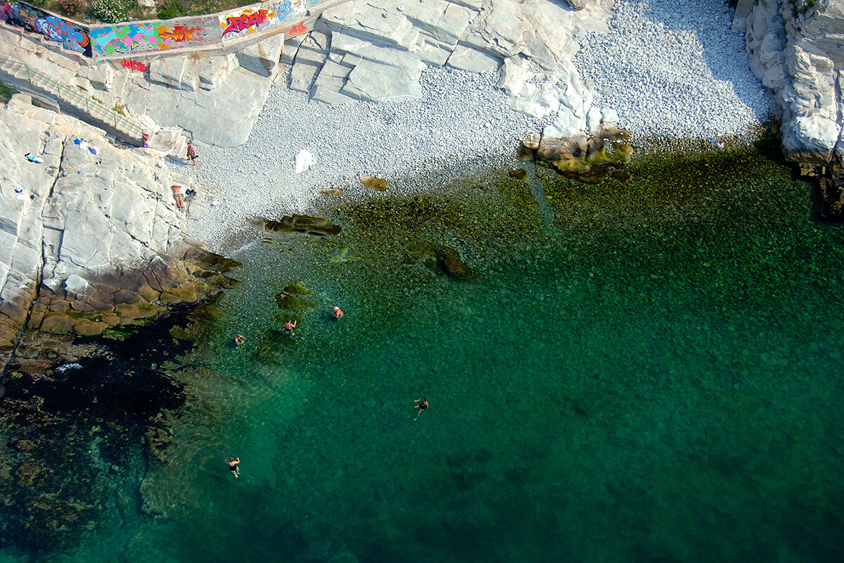 Скально-каменистые пляжи в районе Св. Вварвары, фотография Artware
